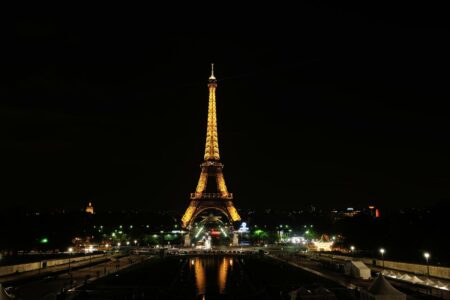 Bie zjarr në Kullën Eiffel, evakuohen menjëherë turistët