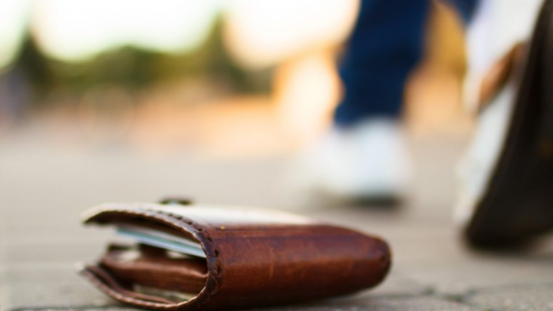 Qytetari në Istog e dorëzon në polici kuletën me mbi 3 mijë euro që e gjeti në rrugë