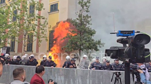Nis me flakë protesta e opozitës   Hidhen tymuese dhe molotov drejt hyrjes së bashkisë në Tiranë