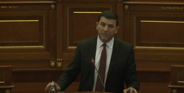 Krasniqi: Nuk keni të drejtë me ndryshu formën e votimit, po e thelloni krizën