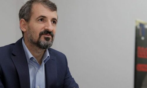 Miftaraj për Albulena Haxhiun: Pasi e shkatërroi Drejtësinë për 4 vjet, doli e sulmoi Kushtetuesën në emër të patriotizmit