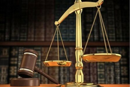 Deklarohet i pafajshëm arsimtari që akuzohet se hodhi në mbeturina flamurin kombëtar dhe plisin