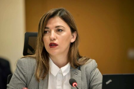 Ministrja Haxhiu i ndërhyn Prokurorisë: Lëshimi në procedurë të rregullt po i inkurajon dhunuesit, po shndërrohen në vrasës