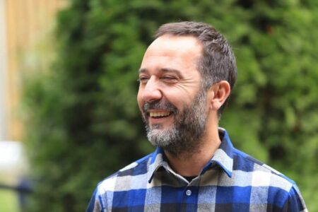 Rilind Gëvalla i RTK- së frymëzohet nga gjuha e Kurtit: Flet për media të oligarkëve, hibride e agjenda të huaja