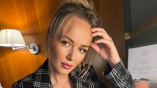 Deputetja e VV’së, Adriana Matoshi në kërkim të momenteve romantike: Kush o për mu puthë