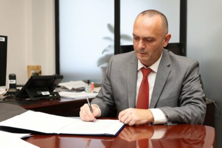 “U emëruar jashtëligjshëm” – Ejup Maqedonci me urgjencë i kërkon Kurtit shkarkimin e Sekretarit Gafurr Dugolli (DOKUMENT)