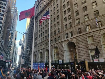 Në përvjetorin e 112-të të pavarësisë së Shqipërisë ngrihet flamuri shqiptar në Nju Jork