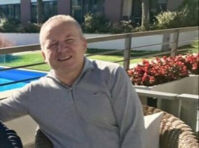 I famshmi Curri që ka dy fletarreste, raportohet se është vetdorëzuar në Pallatin e Drejtësisë