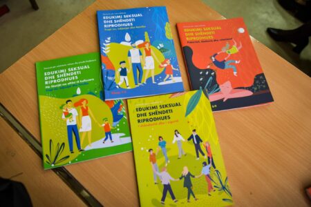 Komuna e Pejës ndalon përdorimin e doracakut për edukimin seksual