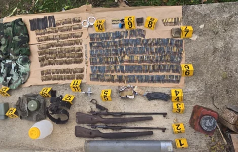 Policia në Zubin-Potok gjen uniforma, municion dhe pajisje tjera ushtarake