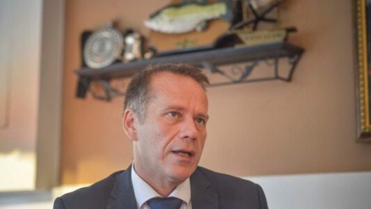 Keqpërdorimi i ambasadave për fushatë nga Kurti e Gërvalla, Arifi: Diplomacia e Kosovës po përjeton goditje që armiqtë nuk kanë mundur t’i japin