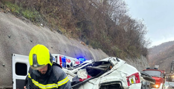 Policia jep detaje për aksidentin me fatalitet, viktima 22-vjeçare ra 32m poshtë rrugës