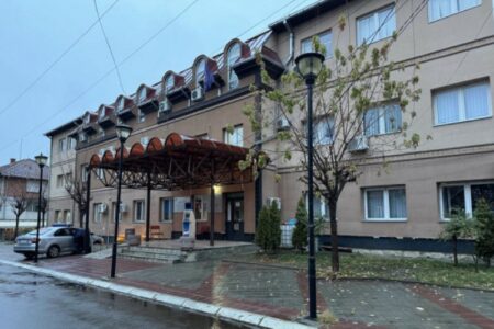 Sulmi me granatë dore dëmton objektin e Komunës së Zveçanit dhe katër vetura