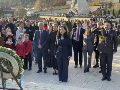 Osmani bën homazhe në Prekaz: Betohemi para varreve të Jasharëve se do ta mbrojmë çdo cep të Kosovës