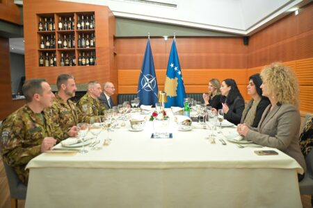 Osmani u takua mbrëmë me komandantin e KFOR-it, flasin për veriun dhe shtimin e trupave