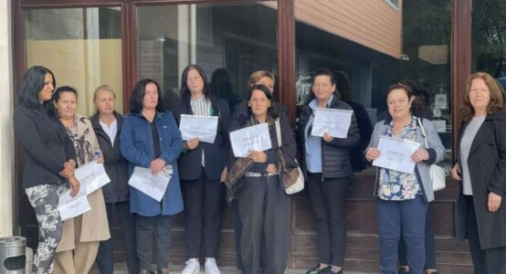 Punëtoret greviste të Kuvendit lihen jashtë, presin vendimin se cilës prej tyre do t’i vazhdohet kontrata