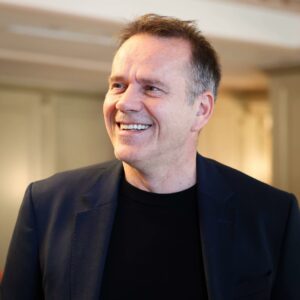 Arifi i ashpër: Këshilltari i Kurtit shet rrymë, thotë “kush vjen i pari e ka ma lirë”