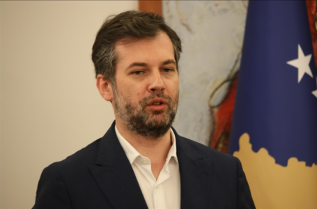 Ministri Çeku s’i bindet deklaratës së FFK-së: Është e qartë, ka ndodh largimi i flamurit të Kosovës në Beograd