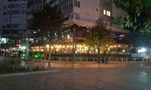 Publikohen pamje nga seanca fillestare ndaj të dyshuarit për vrasjen e dyfishtë në Klinë