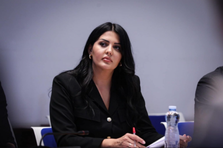 Krasniqi kritika Qeverisë: Politika e jashtme është për faqe të zezë