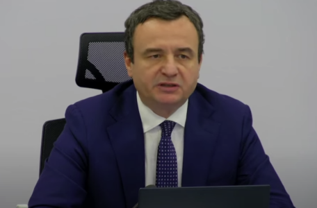 Ekonomisti kosovar: Qeveria Kurti po gënjen hapur për numrin e të punësuarve, është veç formalizimi i ekonomisë