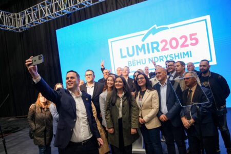 Abdixhiku sot në Vushtrri e shpalosë programin për arsim