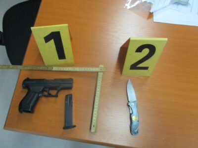 Dy nxënësve në një shkollë në Suharekë në çanta u janë gjetur një armë me gas dhe një thikë