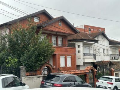 Pamje të reja nga shtëpia e ish-ministrit Kuçi, Specialja po vazhdon bastisjen