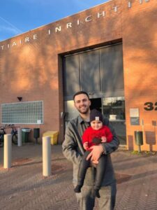 Djali i Jakup Krasniqit viziton babain në Hagë