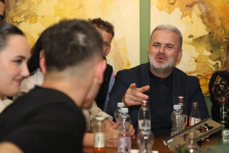 Azemi: Rinia është thelbi i çdo shoqërie, është e rëndësishme dhe e domosdoshme që të investojmë në zhvillimin e saj