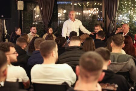 Haradinaj në takim me studentë, premton krijimin e fondit për financim të punësimit të parë të të rinjve