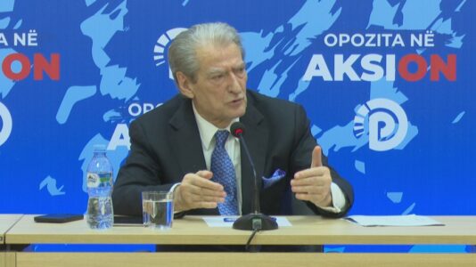 A po lobon për heqje e “non gratës”, Berisha: Pres që Trump të nisë punën