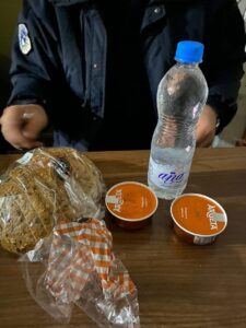 Policët e mbajnë orarin me pashteta – Demhasaj publikon foto të ushqimit të policit në veri