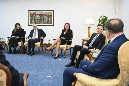 Qeveria “arsyetohet” për takimet e Kurtit krah Martin Berishajn: Ai është përgjegjës për Bosnje