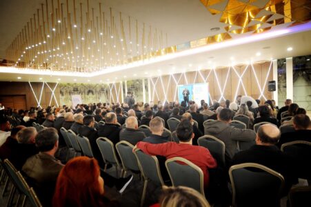 Hamza premton Fond Shtetëror të Bursave dhe 100 euro subvencion mujor për familjet që nuk mund t’i regjistrojnë fëmijët në çerdhet publike