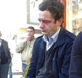 Kajtazi tallet me Kurtin, poston fotografi të kryeministri me sy mbyll: “Kesh tu u çorru, Martin”