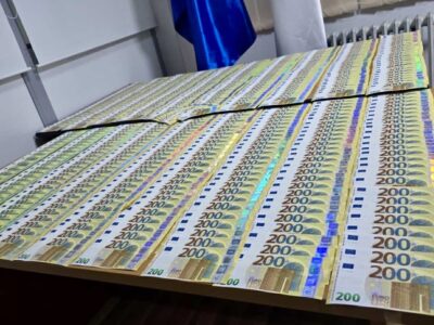 Policia konfiskon 105 mijë euro që dyshohen se janë të falsifikuara, arrestohet i dyshuari