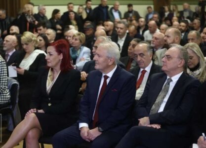 Albin Kurti mban fjalim në Bosnjë, Martin Berishaj e përcjell nga rreshti i parë