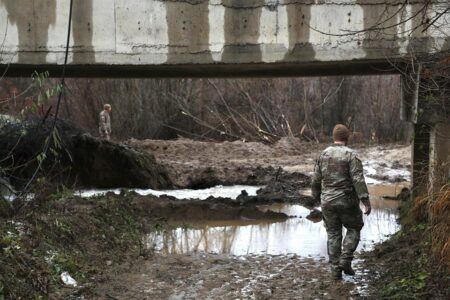 Ushtarët amerikanë patrullojnë në Zubin Potok, KFOR-i: Trupat tanë qëndrojnë të gatshëm për t’u vendosur dhe për të ofruar siguri