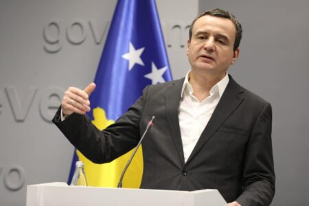 Edhe në konferencën për shpërthimin në Ibër-Lepenc, Kurti gjen kohë të sulmojë Thaçin në Hagë