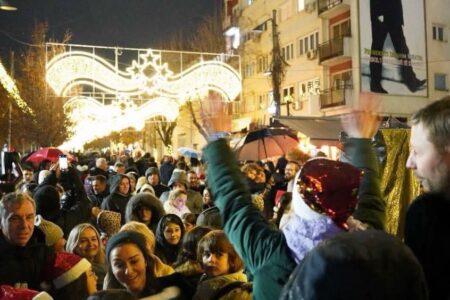 Sheshet dhe rrugët kryesore të Prishtinës ndriçohen për festat e fundvitit