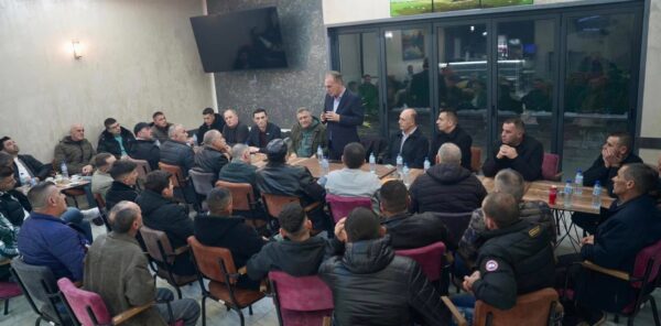 Limaj takon shtabin zgjedhor të NISMA në Dragash, thotë se qytetarët atje janë harruar nga Qeveria