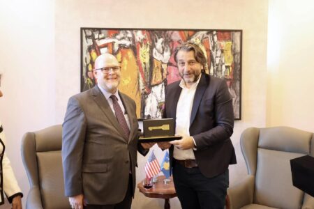 Takimi lamtumirës, Rama ia dorëzon Çelësin e Qytetit Ambasadorit Hovenier