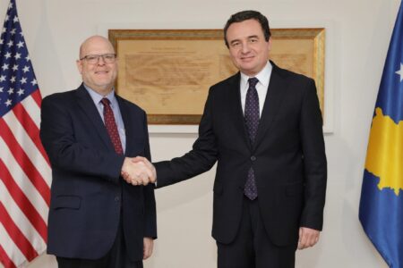 Marrëdhëniet jo të mira mes ShBA-ve dhe Qeverisë | Hovenier e “thumboi” Kurtin në takimin e fundit: Bashkëpunimi do të na mundësonte të avokonim më efektivisht për Kosovën