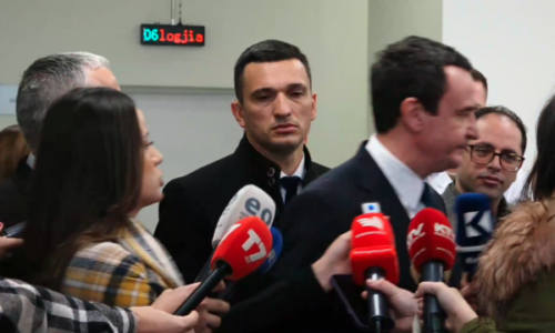 Kurti s’dëshiron ta komentojë sulmin e djeshëm ndaj mediave: Flasim në vende të tjera, herë të tjera