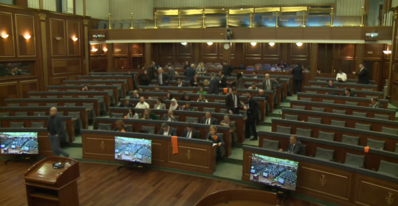 Opozita kritikon VV-në që po mban natën seancë në Kuvend: Cirkuza, puç parlamentar dhe shembje e demokracisë