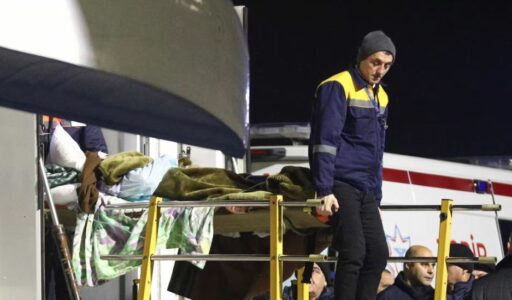 Disa të mbijetuar kthehen në Azerbajxhan teksa autoritetet kërkojnë shkaktarin e rrëzimit të avionit