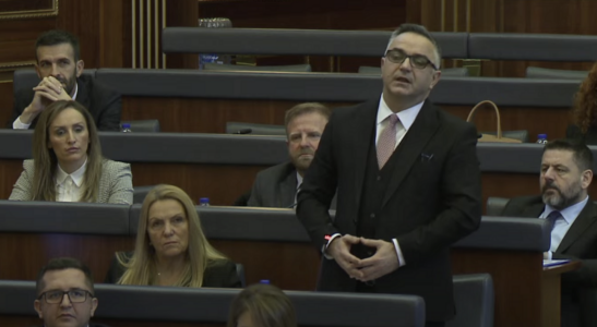 Në mes të Bekë Berishës e Albana Bytyqit, Haki Abazi ia shton AAK-së zyrtarisht edhe një deputet