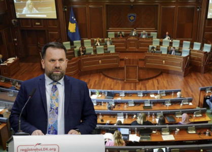 “Salla e madhe e dasmave e Lëvizjes Vetëvendosje” -Rukiqi tallet me pushtetin për punësimet e familjarëve