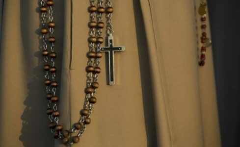 Zvicër/ Dënohen dy kosovarë pasi ia morën me mashtrim 300 mijë franga një prifti